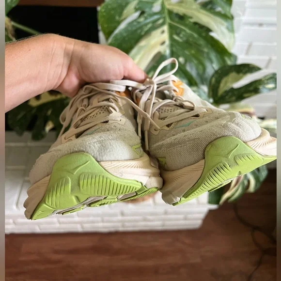 HOKA - Clifton 9 Vanilla / Astral Running Shoes - Picture 11 of 13